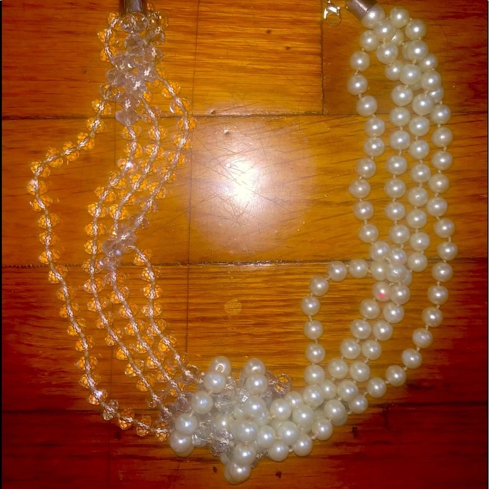 Vintage classic Faux Pearls& Crystal necklace.